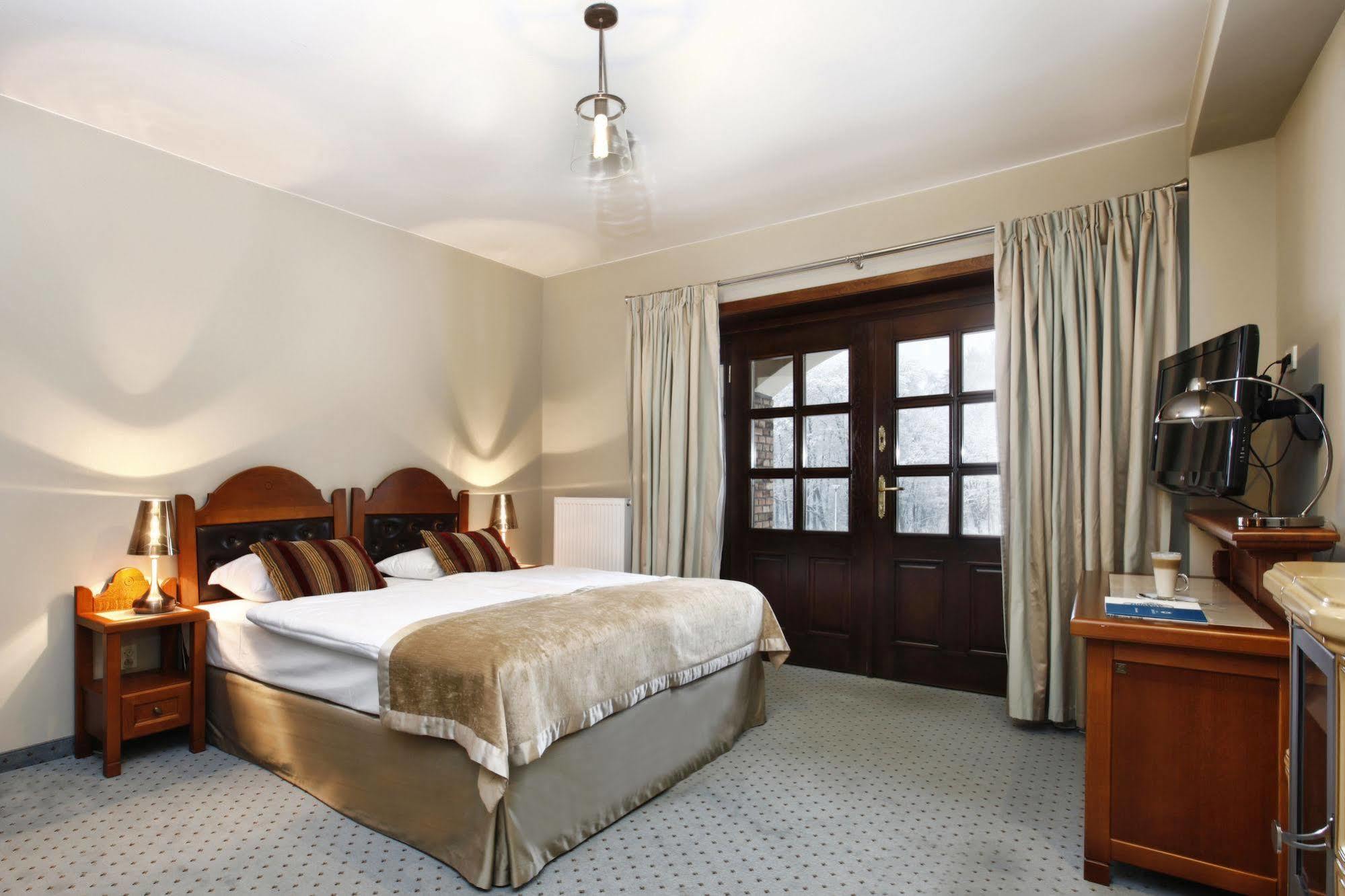 Hotel Aubrecht Country Spa Resort Пжехлево Экстерьер фото